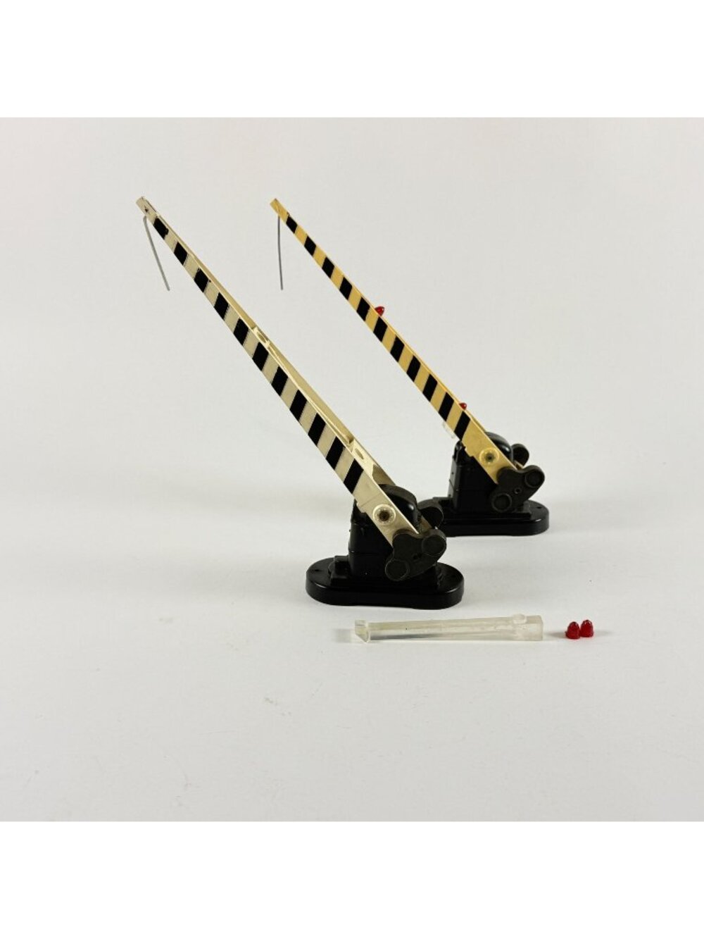 Lionel 252 Automatic Crossing Gates O-Gauge Vintage Train Accessory Pair